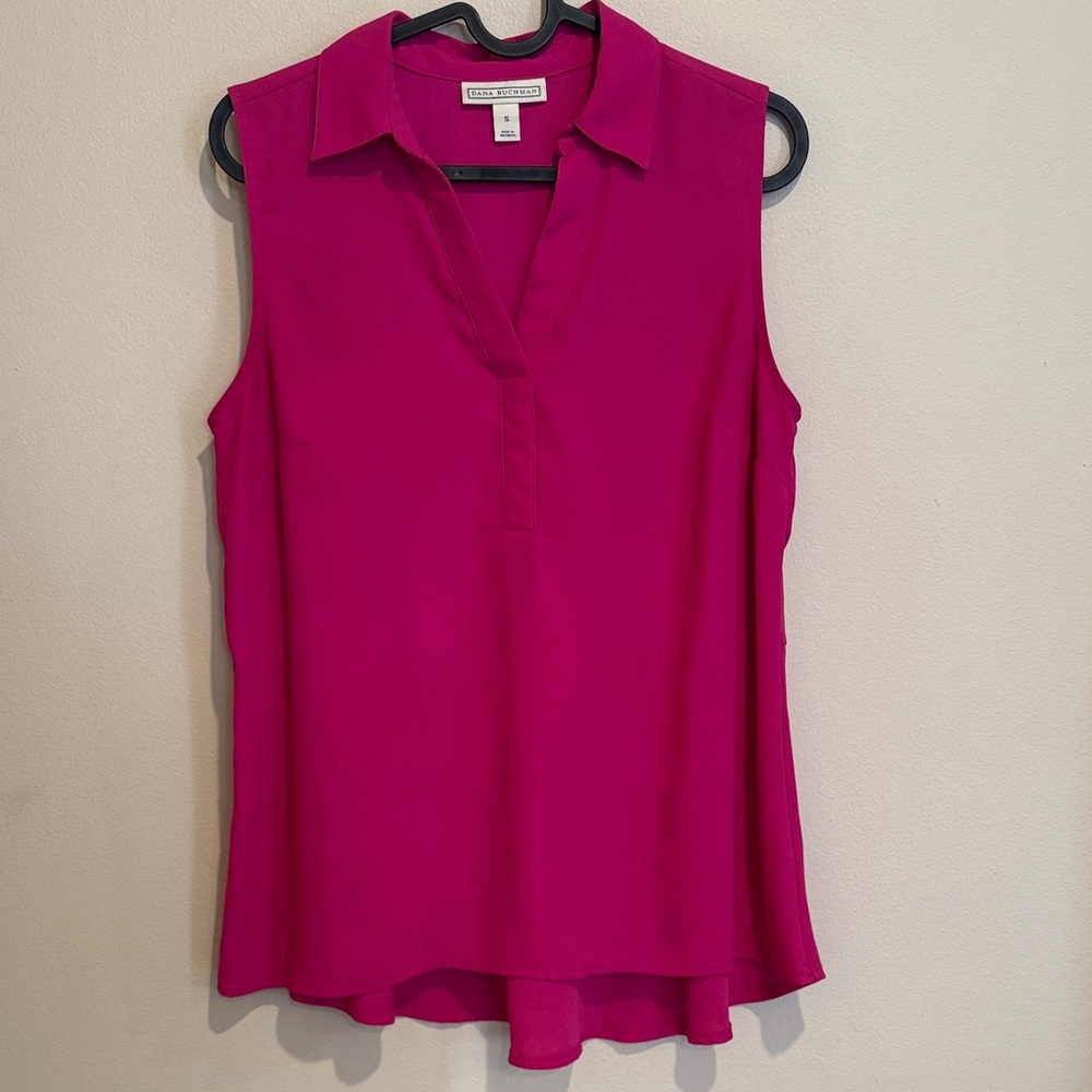 Dana Buchman Magenta Classic Fashion Forward Trendy Chic Sleeveless Blouse